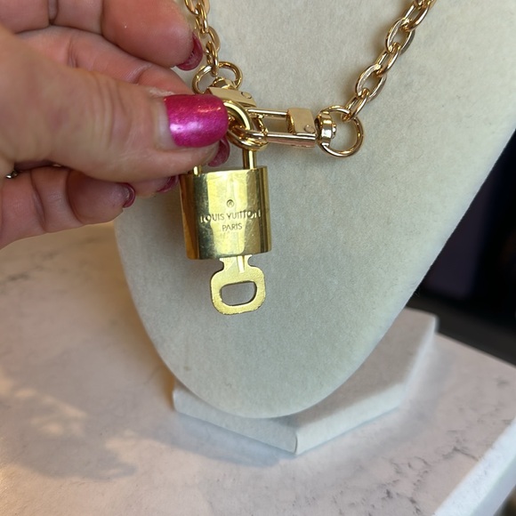 Authentic Louis Vuitton lock & key #443 with unbranded gold tone chain necklace - Picture 3 of 4